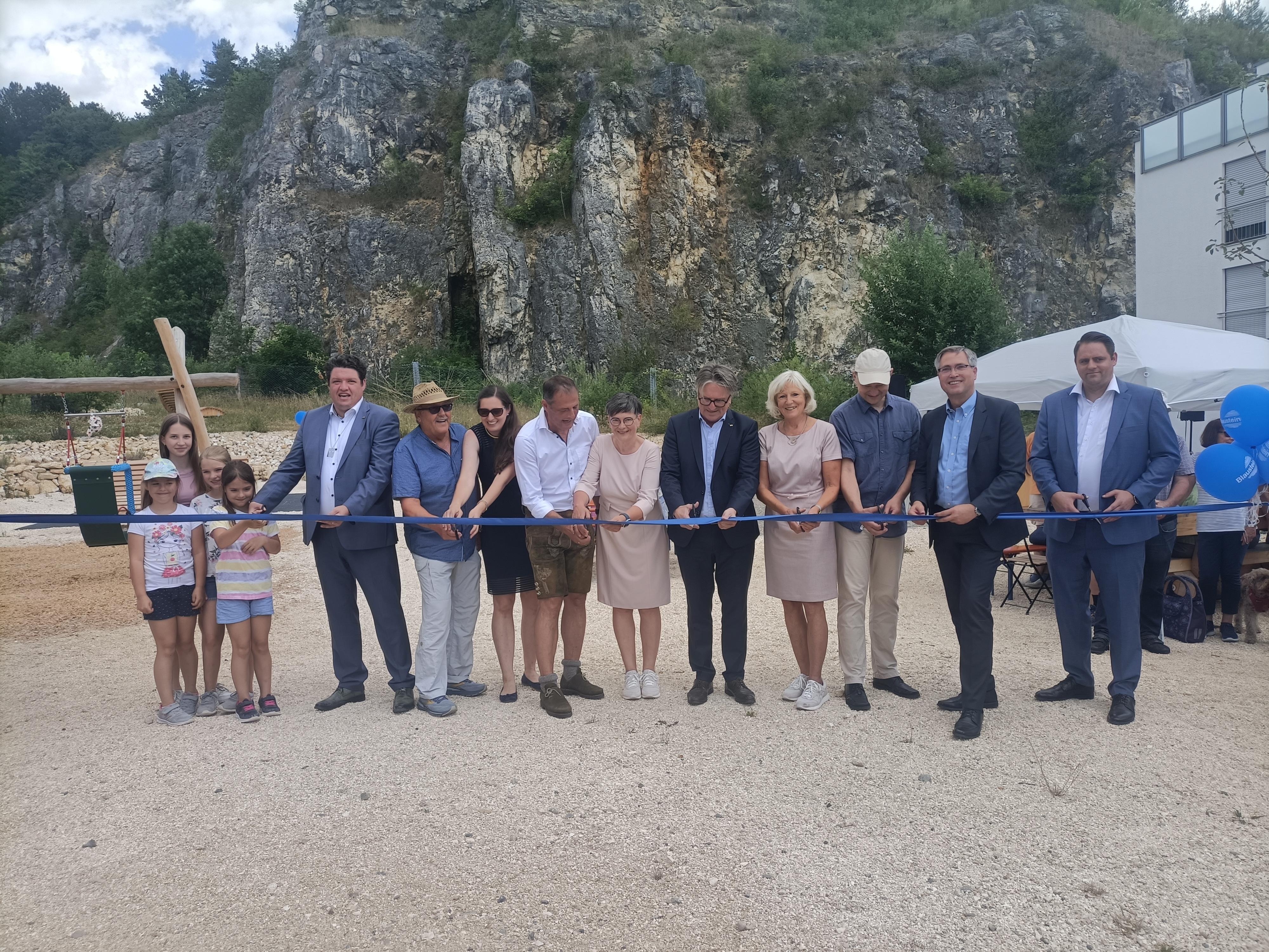 Das Bild zeigt eine Gruppe. Sie schneidet ein Band am Generationenplatz Höhwiesen durch.