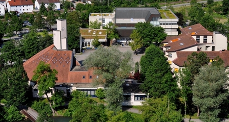 Ortsmitte Ehrenstein mit Kirche St. Martin und Rathaus