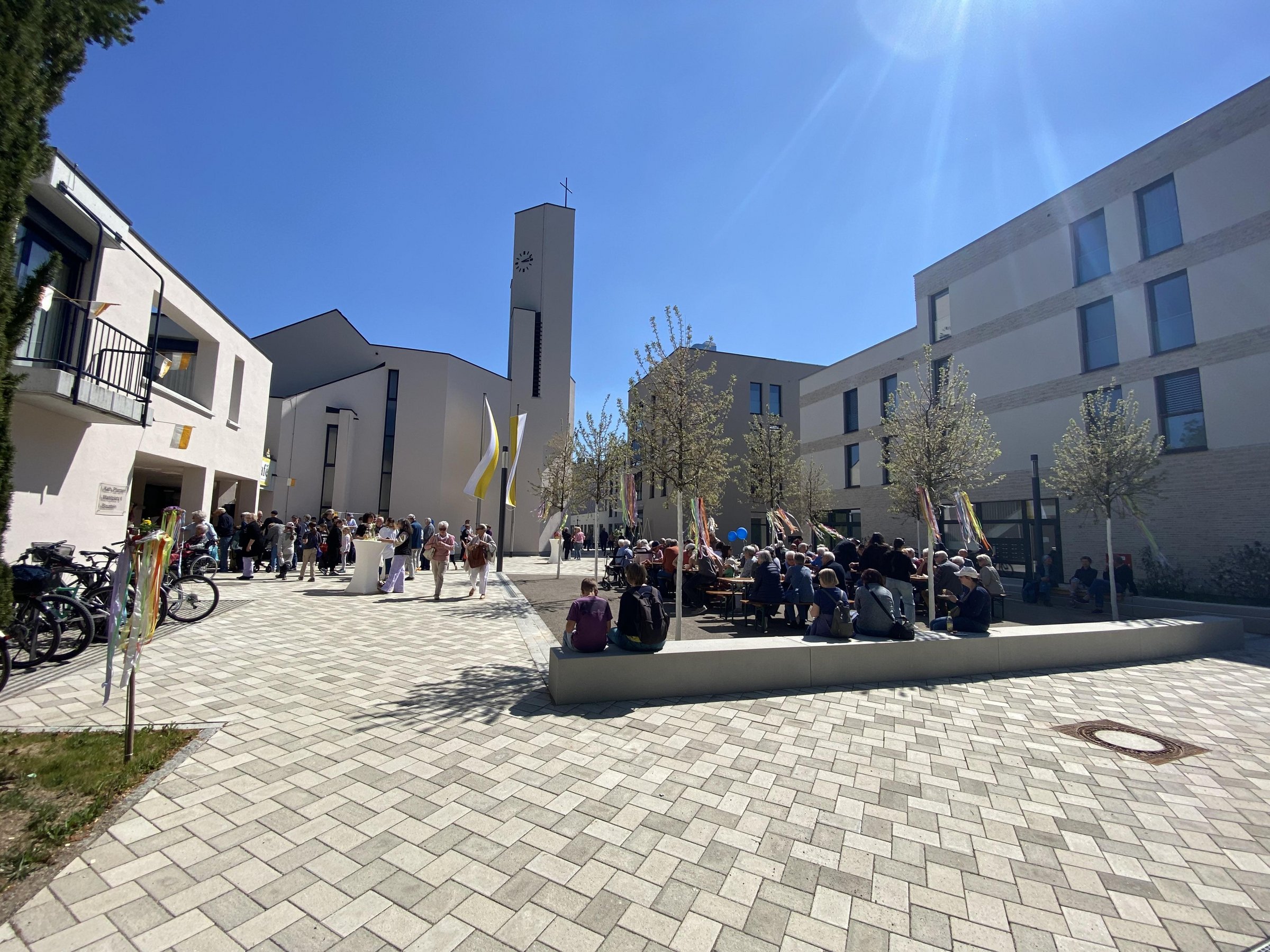 Foto Kirchplatz bei der Einweihung